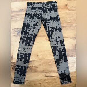 ALO Yoga Black and Gray Airbrush Leggings